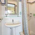 Al - Local Bicuar Πανσιόν